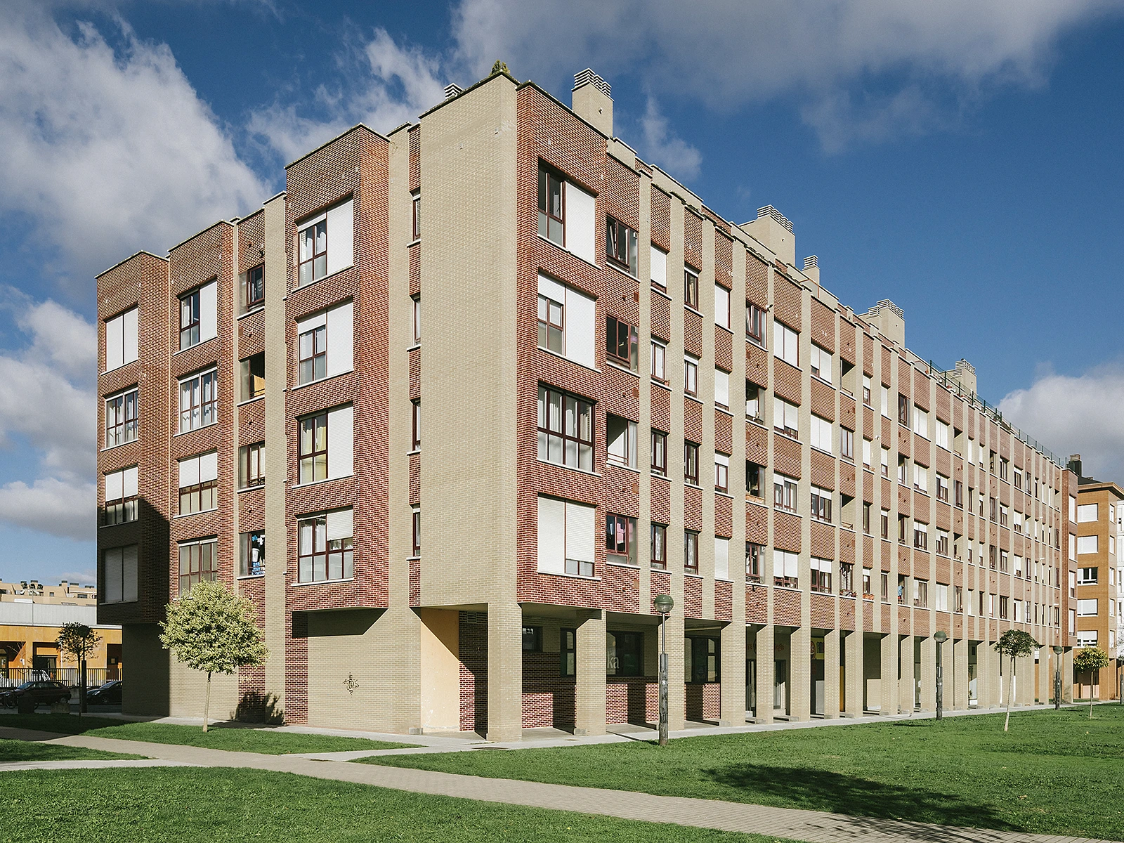 Fotografía de la rehabilitación y refuerzo de fachada de un edificio de 4 plantas. Reforma integral de edificios en Vitoria-Gasteiz