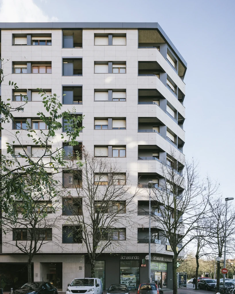 revestimiento de fachadas. Fotografía de la esquina de la fachada de un edificio de 8 plantas. Reforma integral de edificios en Vitoria-Gasteiz